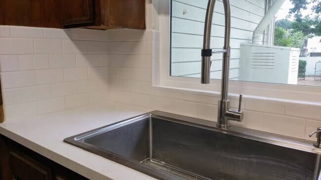 Building Photo - 3 Bedroom 1 Bath House with a Large Backya...