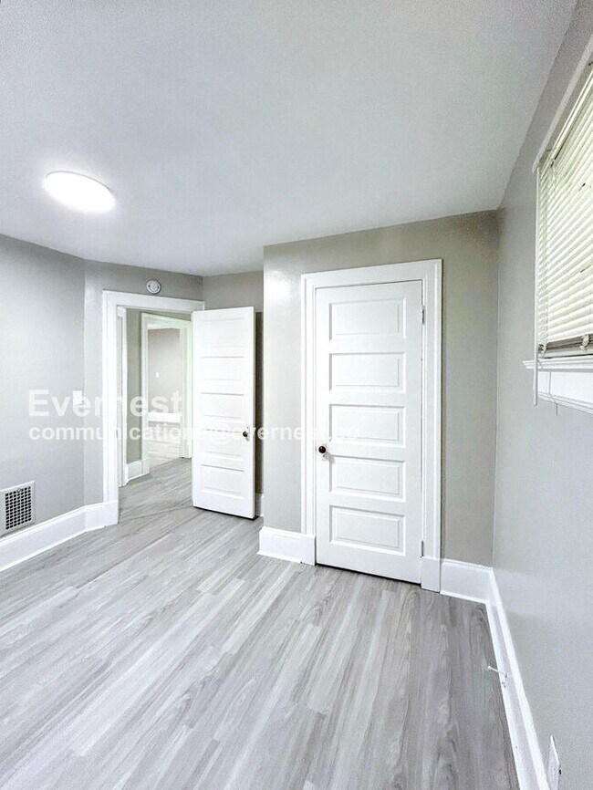 Building Photo - 1334 W 89th St
