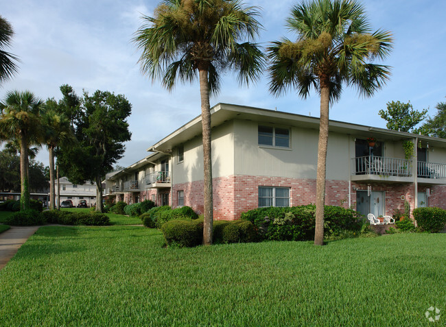 Building Photo - Town & Lake Garden Apartment