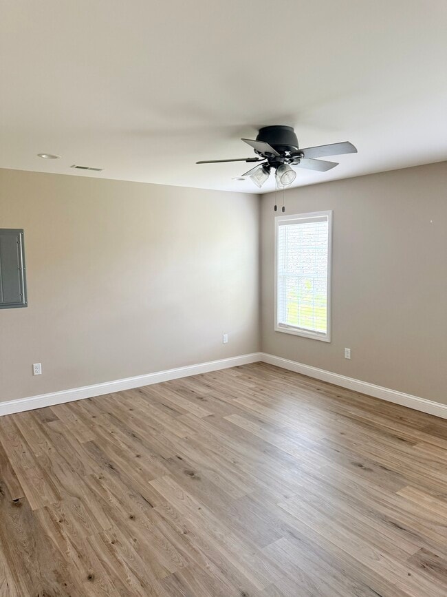 Building Photo - 295 Oak Grove Cir