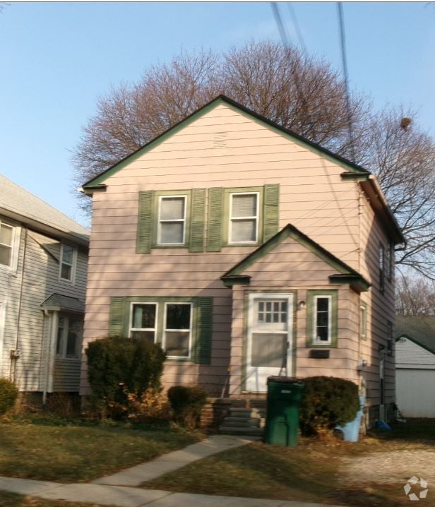 Building Photo - 1300 W Barnes Ave