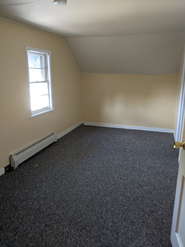 Building Photo - Spacious 4 Bed 2.5 Bath Home