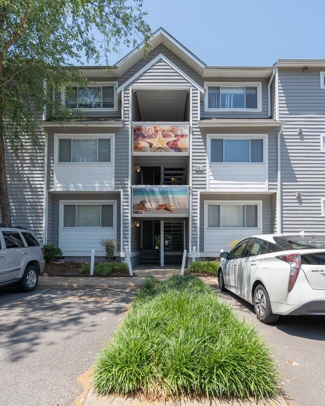 Building Photo - MOVE IN READY 2-bedroom in Virginia Beach!