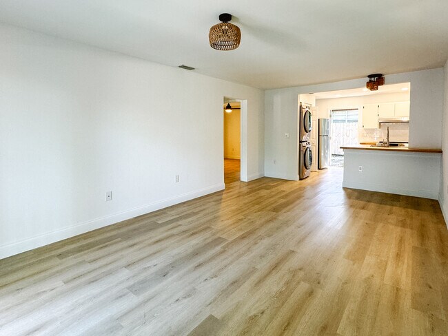 Building Photo - 720 Angelina Ln