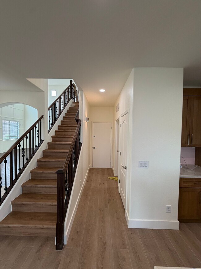 Building Photo - 2741 E Quiet Hollow Ln
