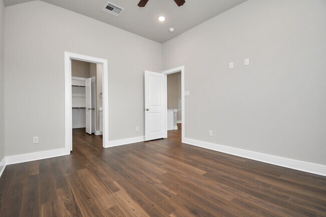 Building Photo - Elm