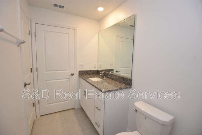 Building Photo - 1940 Red Lp