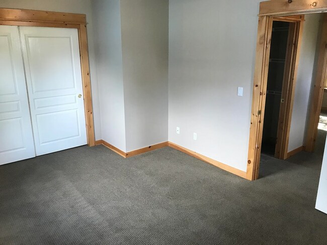 Building Photo - 312 NE 4th St