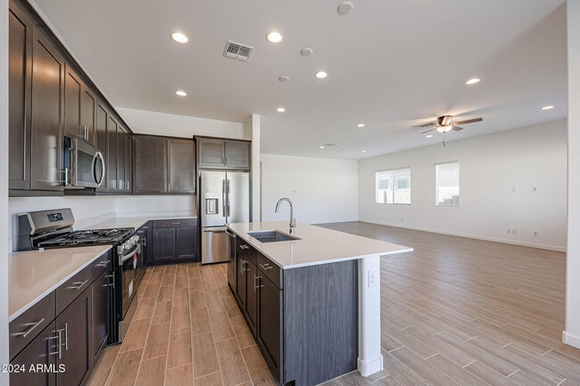 Building Photo - 7606 W Jackrabbit Ln