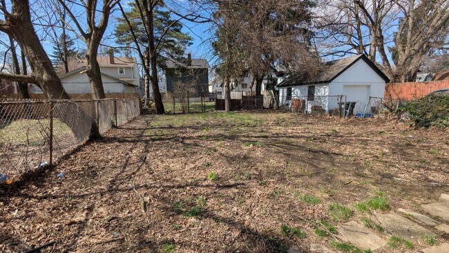 Building Photo - Discover this well-maintained 3-bedroom, 1-bath home in Akron