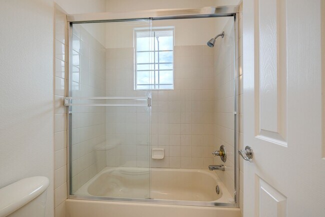 Building Photo - Beautiful 4Bd, 4Bth home in Guard Gated Community near Tivoli Village.