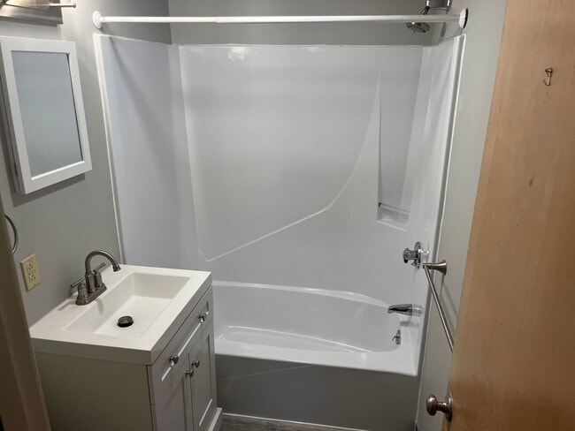 Building Photo - 10 Thompson St