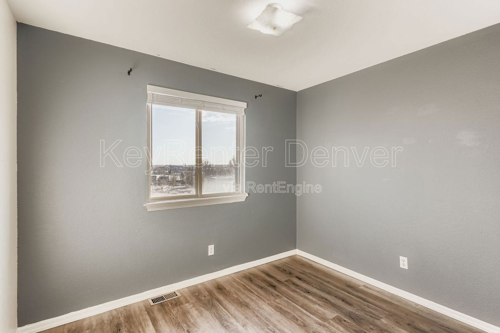 Building Photo - 2900 W 65th Ave