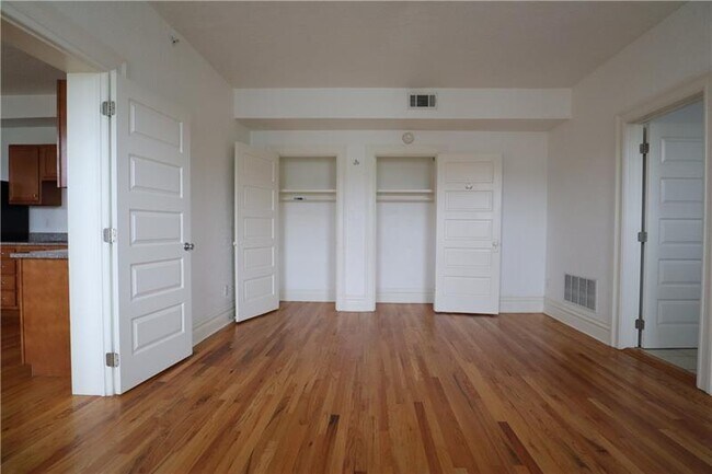 Building Photo - 200 Gross St