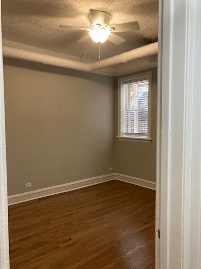 Building Photo - East Rogers Park One Bedroom