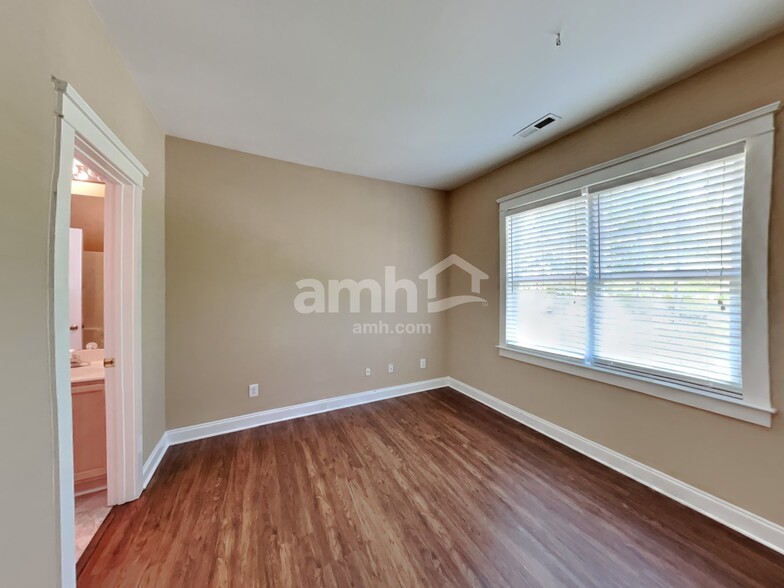 Building Photo - 528 Catawba Ave