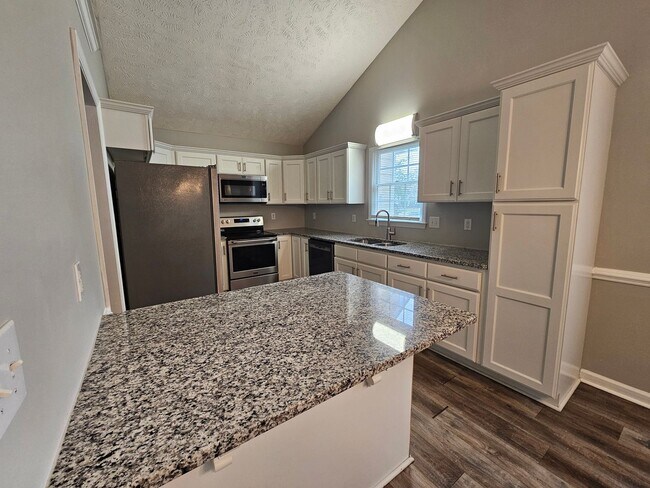 Building Photo - NEW LISTING!!!!!