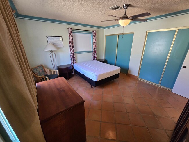 Building Photo - Secure and Spacious!