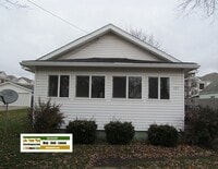 Building Photo - 2 bedroom home close to ND and Roseland