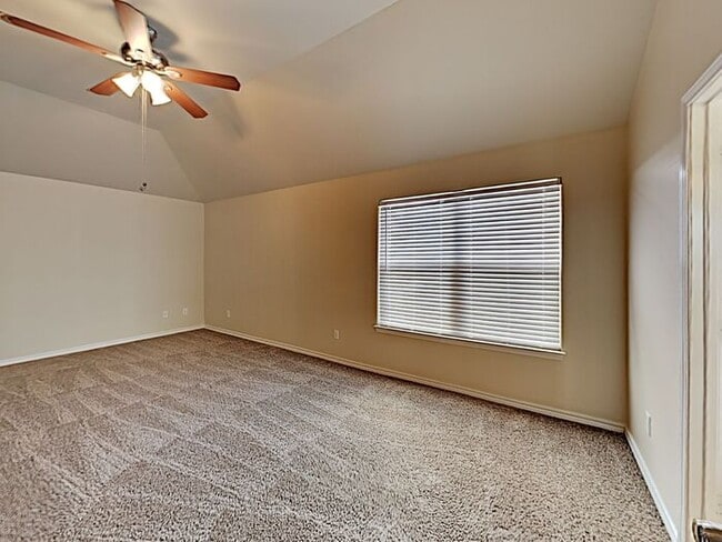 Building Photo - No Application Fees* $500 off 1st Months R...