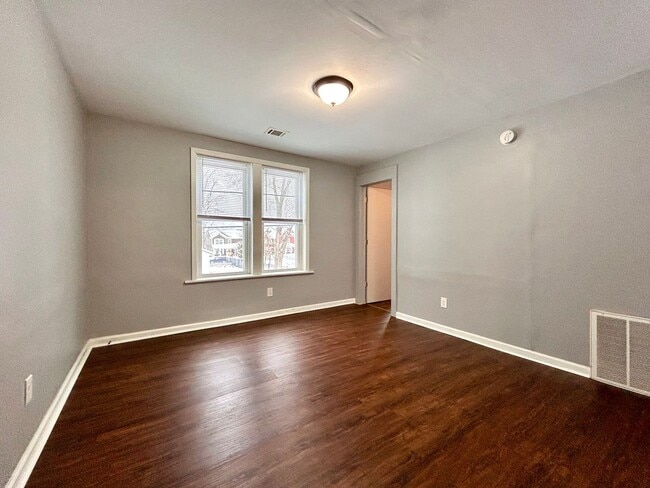 Building Photo - One Bedroom Duplex in Muskegon