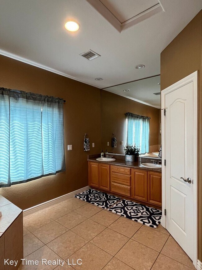 Building Photo - 3 br, 3 bath House - 3575 McCormick Blvd D201