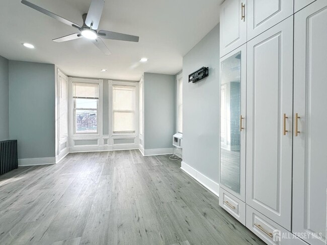 Building Photo - 209 New St