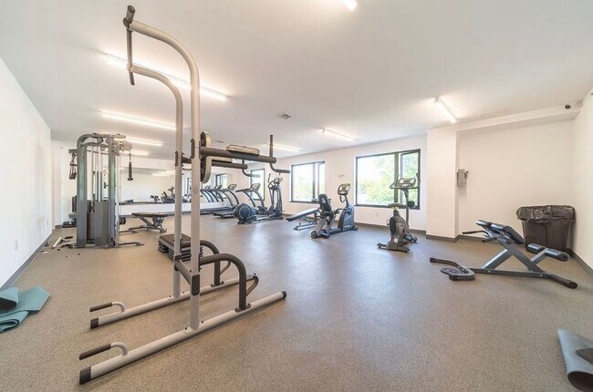 Building Photo - Charming 1BR Condo in Rego Park