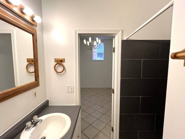 Building Photo - August 2026 Pre-Lease! One Bedroom on the Hill