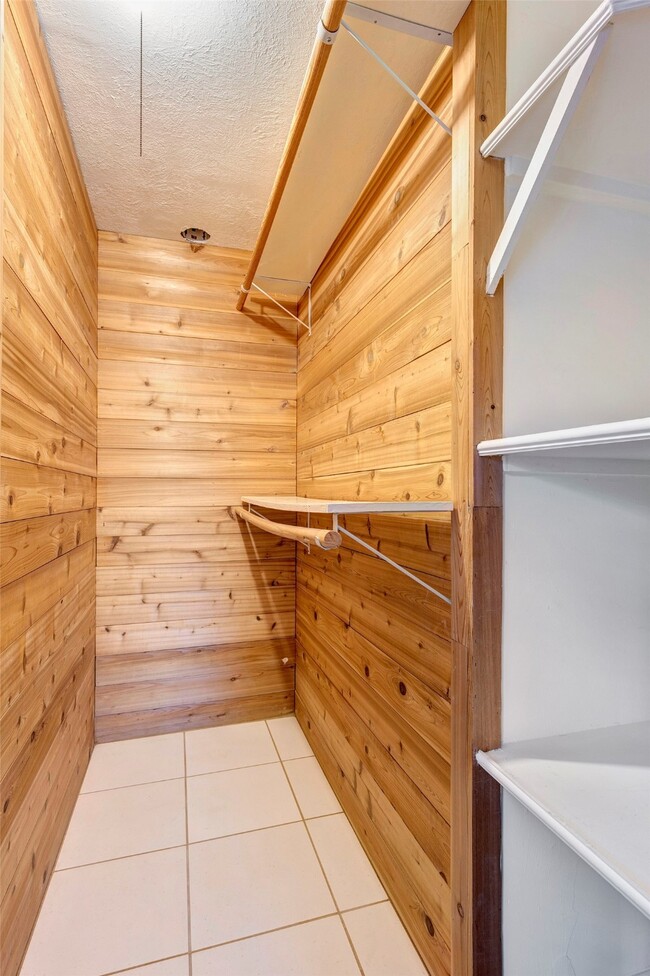 Building Photo - 1135 W 31st St