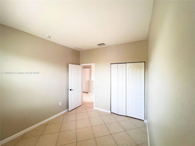 Building Photo - 3970 NE 11th Dr