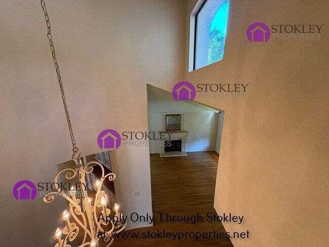 Building Photo - 270 Live Oak Dr