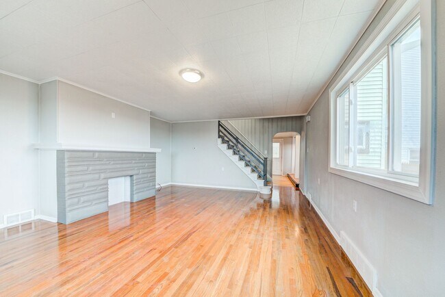 Building Photo - AVAILABLE JUNE 2026 -  4 Bedroom Full Renovation w/ Stunning Hilltop View & Central AC!