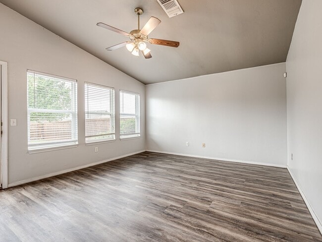 Building Photo - Charming Home in Edmond + Edmond Schools