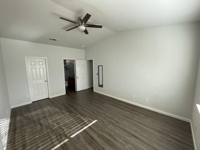 Building Photo - 2 bedroom 2 bath, With garage and fenced yard