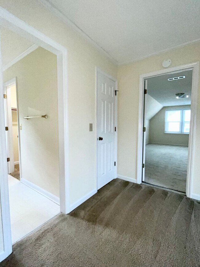 Building Photo - 3 Bedroom Home With Large Bonus Room!