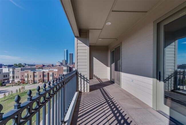 Building Photo - 418 NE 2nd St