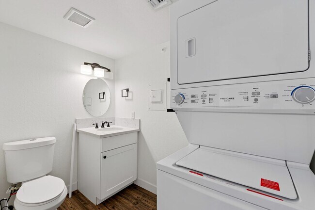 Building Photo - Stylish Dobson Glen Townhome | Updated Kitchen, Loft & Pool Access