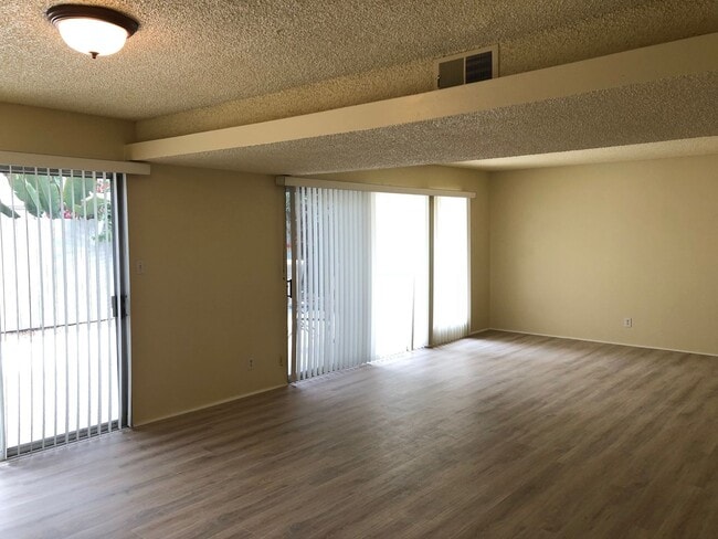Building Photo - 947-949 Sand Ct