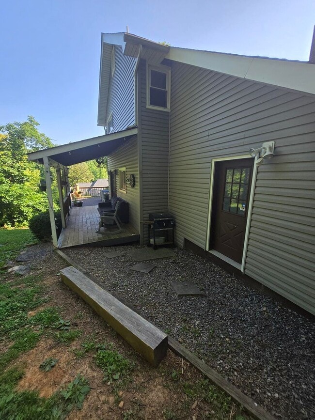 Building Photo - This charming 3-bedroom, 2-bathroom home o...