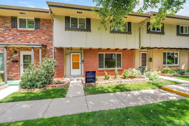 Building Photo - $2,550.00 - 4 Bedrooms, 2.5 Bathroom, Town...