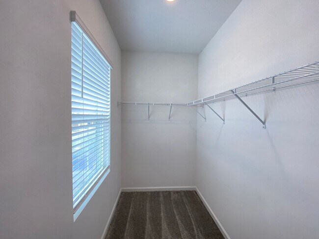 Building Photo - 3BD/2.5BA Townhome in Econ Trails Near Valencia East!