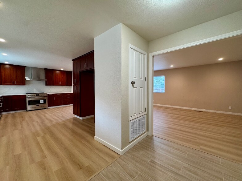 Building Photo - 148 Lancaster Way