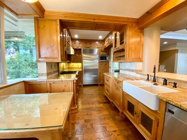 Building Photo - Beautiful 3 Bedroom Mission Canyon Home wi...