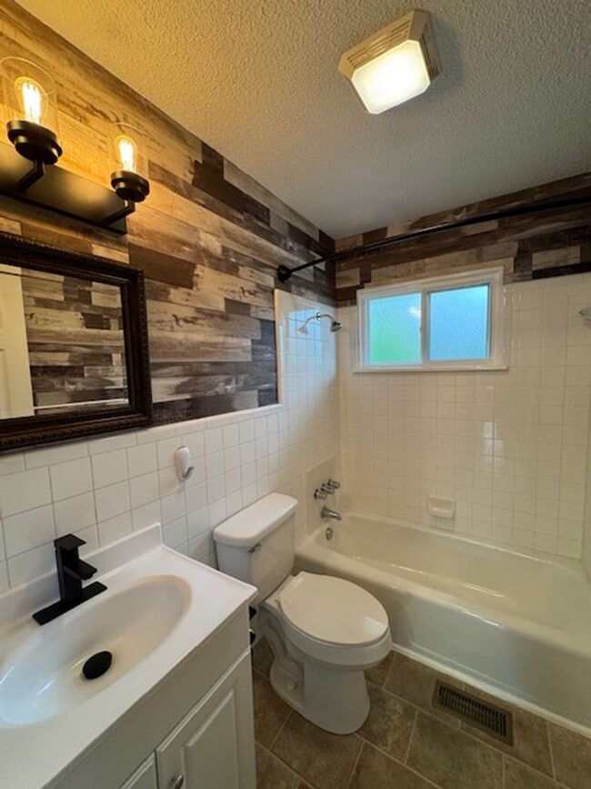 Building Photo - 610 Park Ave