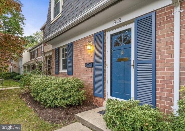 Building Photo - 812 Azalea Dr