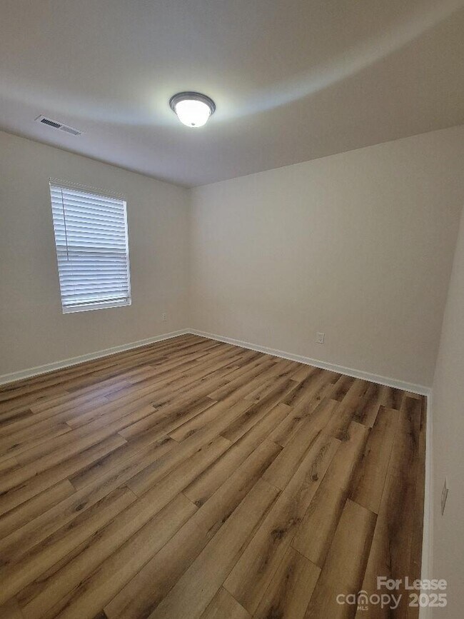 Building Photo - 5823 Hewitt Dr