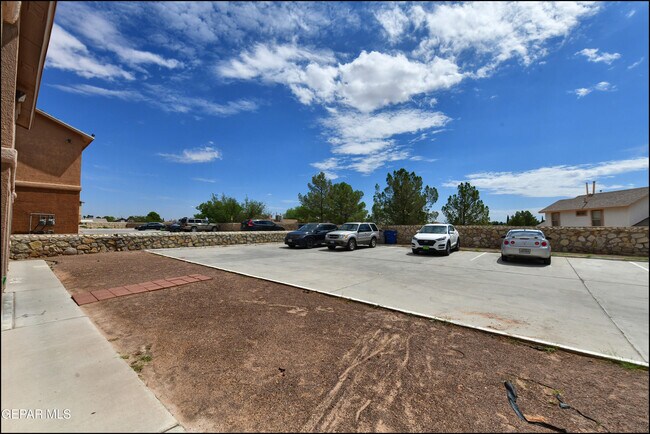 Building Photo - 3404 Blue Earth Ln