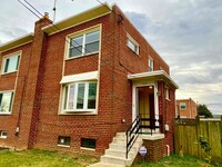 Building Photo - Pets Welcome! 4 Bed 2.5 Bath - In Law/ Gue...