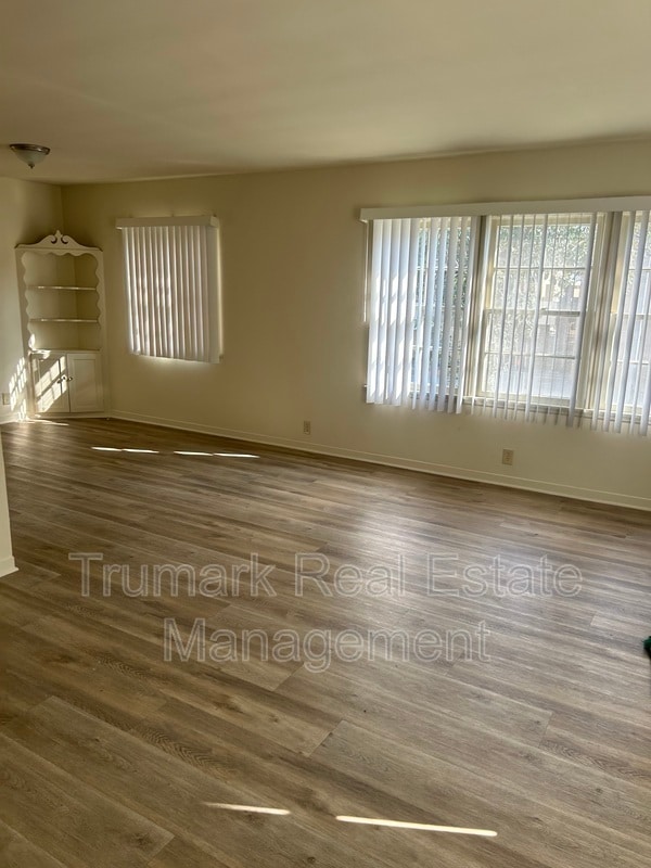 Building Photo - 1451 E Broadway